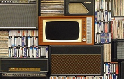 Libreria con vecchio televisore a tubo catodico, radio e libri