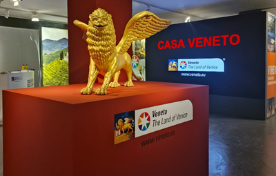 Foto di interni Casa Veneto. Primo piano Leone alato dorato