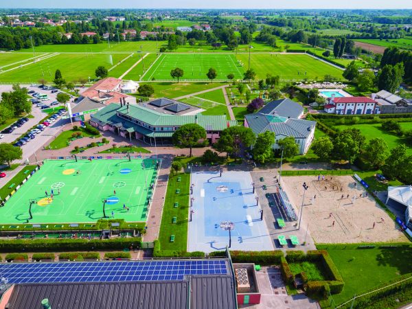 Centro sportivo con campi sportivi all'apertp