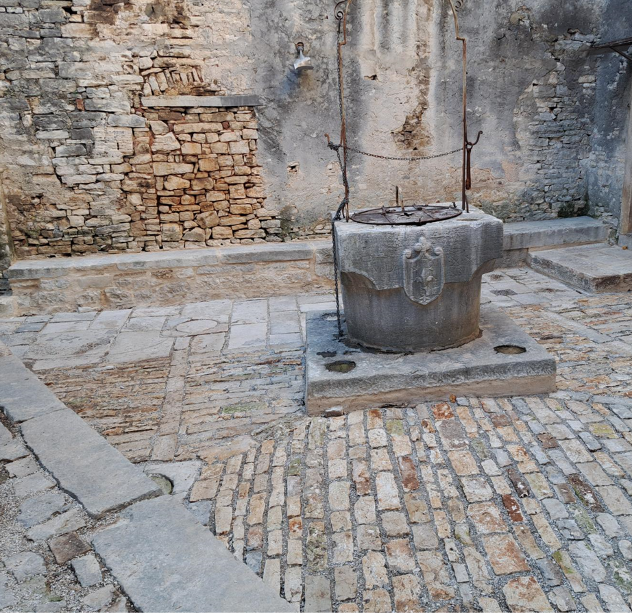 Interventi sul patrimonio - cortile interno e della cisterna di Palazzo Bettica a Dignano
