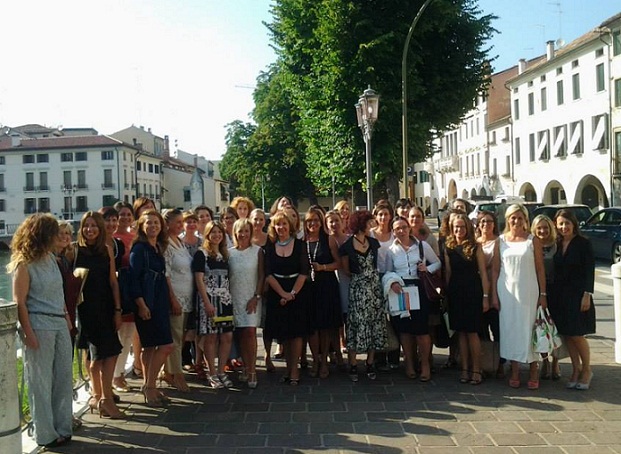 Foto di gruppo all'esterno di Palazzo Giacomelli